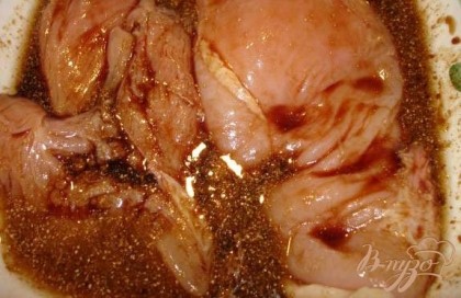 Куриное филе(если оно двойное, т.е. 2 половинки грудки соеденены вместе) нужно разрезать, удалить грудную кость. Филе обмыть, положить в маринад на 1 час. За это время мясо нужно пару раз перевернуть для лучшей пропитки.