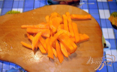 Морковь очистить от кожуры. Нарезать соломкой. Особого значения не имеет как нарезана морковь, но суть в том, что полезные свойства морковки будут работать, если морковь будет употребляться в пищу с жиром. В качестве жира тут выступает оливковое масло. Морковку следует слегка прогреть в масле. От этого она приобретет цвет, вкус и пользу. Чтоб морковь наверняка успела проготовится в супе лучше ее резать на небольшие брусочки. Очистите картофель.