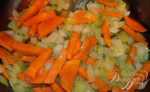 В большой кастрюле с толстым дном разогрейте растительное масло. Достаточно будет 2-3 ст. ложек. Потом добавьте лук. Быстро, помешивая прогрейте лук в масле. Лук должен только стать прозрачным. Не делайте слишком большой огонь. Теперь добавьте морковь. Снова, помешивая обжариваем овощи 2-3 минуты.