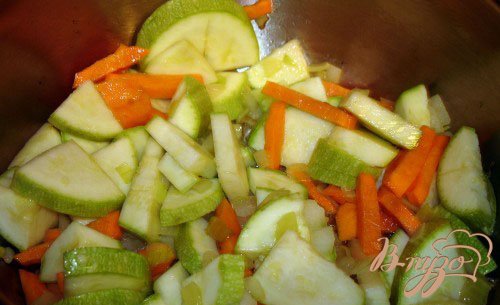 Теперь к овощам в кастрюлю добавьте нарезанный кабачок. Тушить без крышки нужно кабачок до тех пор, пока он не станет рыхлым. На это уйдет максимум 5 минут. Добавьте в кастрюлю к овощам кипятка около 2 литров.