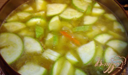 Очищенную картошку добавить в к овощам. Варим суп до готовности картофеля.
