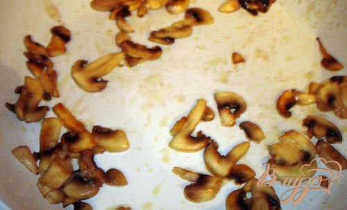 Пока суп варится, обжарьте на масле нарезанные шампиньоны. Очень красиво выглядят в тарелке шампики, у которых сохранилась формочка гриба. Поэтому часть грибов я порезала произвольно, а часть сохранив форму. В конце жарки грибы присолить, добавить любимые специи. Много грибов не нужно. Для супа достаточно 5-6 штучек среднего размера.