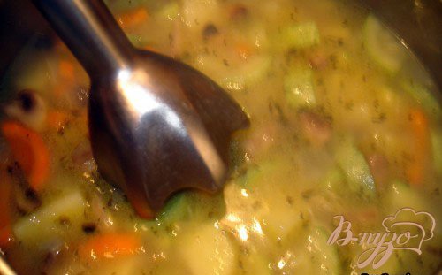 Выребите красивые обжаренные грибы отдельно, а остальные добавьте в суп. Доведите суп до готовности. Посолите, приперчите. Выключите огонь. При помощи блендера взбейте суп в пюре. У кого ножка блендера металлическая, могут делать это непосредственно в кастрюле при горячем супе. У нас получится суп-пюре. Отобранные шампики будем использовать при подаче.