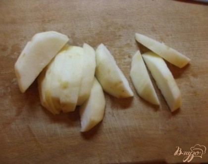 Яблоки очистите от кожуры и нарежьте крупными дольками. Для этого блюда настоятельно рекомендую использовать твердые и по возможности кислые, не слишком сочные яблоки.