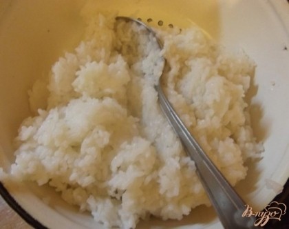 Рис промойте несколько раз холодной водой и поставьте варится под крышкой до готовности. После откиньте его на дуршлаг и оставьте до надобности.