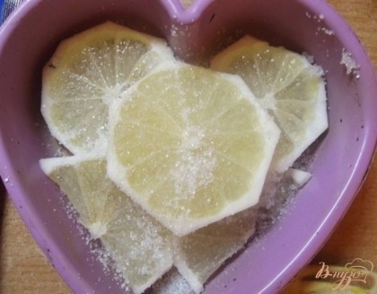 Тоже самое проделайте с лимоном. Но перед тем, как заливать на лимон желе, обильно посыпьте его сахаром. Вообще, желе нужно для того, чтобы фрукты не расползались, а были как корж.