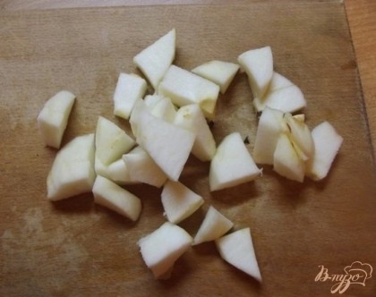 Яблоко очистите от шкурки и также нарежьте квадратиками, только чуть мельче, ем тыкву.