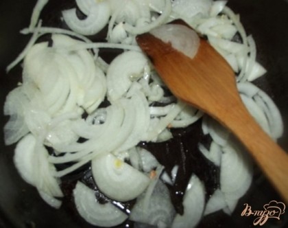 Лук нарежьте крупными кольцами или полукольцами. Добавьте масла на ту сковородку, на которой жарились яблоки с тыквой и обжарьте до готовности на ней лук.