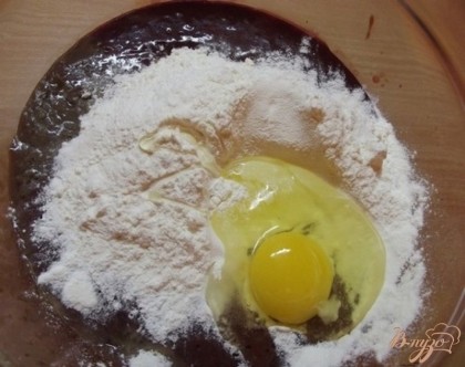 В печеночный фарш добавьте муку просеянную с небольшим количеством сухой соды и вбейте одно куриное яйцо или шесть перепелиных.