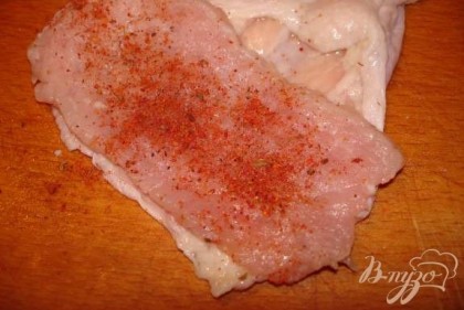 Индюшиное филе (или куриное) нарезать на пласты. Отбить. Если используете куриное филе, то отбивайте его молоточком с плоским дном и через пленку или пакет. Так мясо не превратится в фарш. Филе поперчить, посолить, выложить на кусок шкурки.