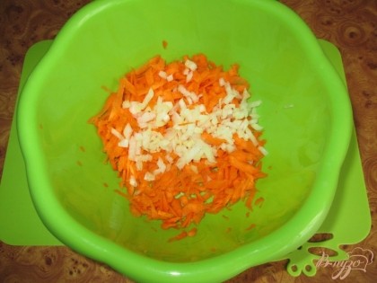 Нарезать мелко репчатый лук и потереть на терке морковь.