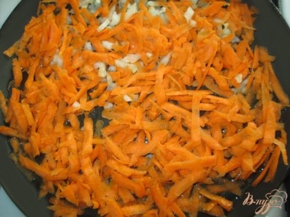 Пережарить морковь и лук на растительном масле до золотистого цвета.