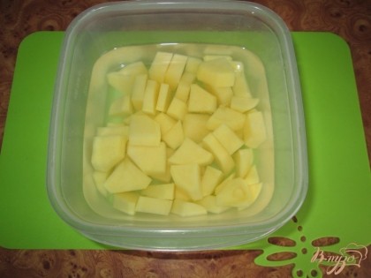 Почистить и порезать кубиками картофель.