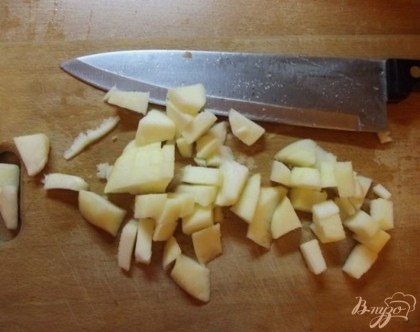 Яблоки очистите от кожуры и нарежьте не крупными кубиками. Добавьте их к моркови.