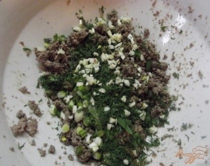Укроп измельчите ножом, а зеленый лук нарежьте колечками, как в салат, не крупно. Можно добавить петрушку или свежий базилик (немного).