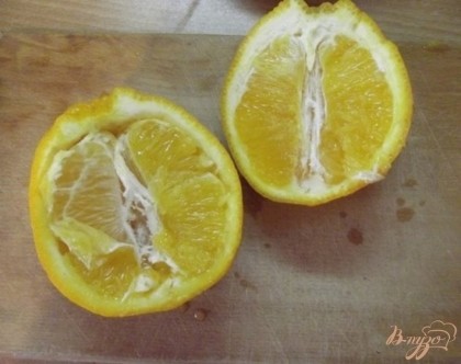 Итак, начнем с очистки апельсина и приготовления апельсиновых "тарелочек" для салата. Для этого надрежьте ножом серединку апельсина в том месте, где дольки соединяются и образуя плотную ткань, срастаются со шкуркой (в дух местах).