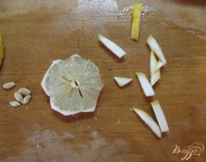 Лимон нарежьте долька, очистите их от кожуры и порежьте на кусочки чуть меньше, чем апельсин. Предварительно можно засыпать лимон сахаром на двадцать, а после промыть и положить в салат. Следом натрите на крупной терке морковь.