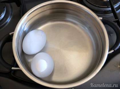 Яйца отварить в течение 10 минут с момента закипания. Остудить, залив холодной водой.