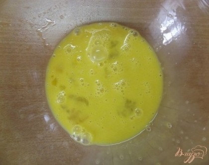 Яйца вбейте в миску и взбейте вилкой в относительно однородную массу с чайной ложкой соли.