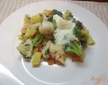 Готово! Когда овощи будут готовы, весь рукав выложите на тарелку и там его раскройте. Выложите овощи на блюдо, посолите и перемешайте. Приятного всем аппетита! :)
