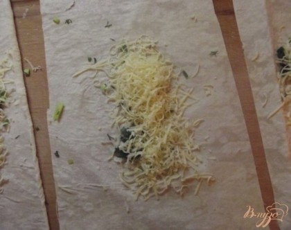 Сверху натираем половину сыра. Лучше чтобы сыр был твердых сортов и соленым.