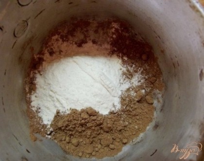 Для начала приготовьте саму ореховую пасту. Для этого возьмите небольшую жаростойкую емкость и высыпьте туда какао. К нему добавьте просеянную муку.