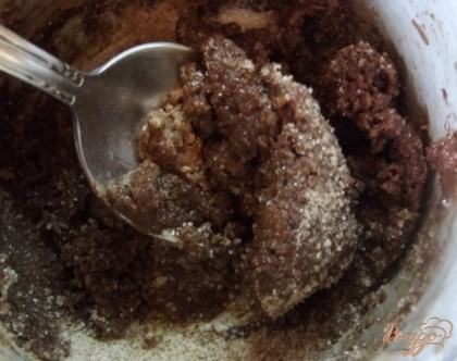 Сразу за орехами высыпьте всю порцию сахара и очень хорошенько перетрите массу ложкой до максимально возможного однородного состояния. Сахар не должен попадаться вообще. Он должен быть мелким.