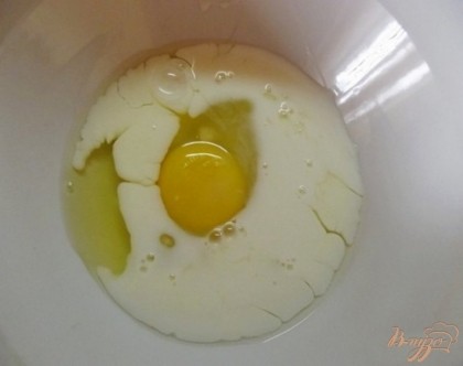 В отдельной миске взбейте куриное яйцо с молоком в пену. Пена должна быть тягучая и не течь как молоко. Иначе гренки не зажарятся, а размякнут.