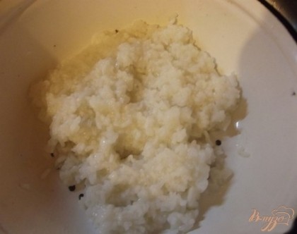 Рис промойте несколько раз холодной водой и поставьте варится до полу готовности. Он должен оставаться немного твердым. Выкиньте его на дуршлаг и промойте водой.