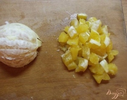 Апельсин очистите от кожуры и нарежьте как можно мельче, но так, чтобы он не разваливался.