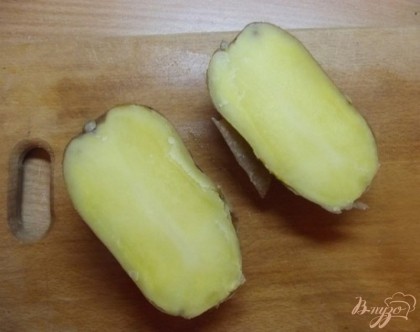 Готовый картофель разрежьте на пополам.