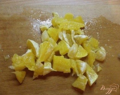 Апельсин очистите от кожуры и нарежьте маленькими кубиками.