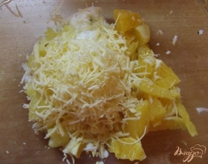 Сыр натрите сверху на мелкой терке. Чем больше сыра, тем нежнее будет салатик.