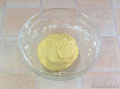 Добавить муку, разрыхлитель, перемешать, и руками сформировать тесто в шар. Поставить в холодильник на 20-30 минут.
