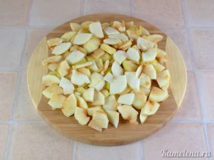 Яблоки очистить от кожуры, разрезать пополам, вырезать сердцевину. Порезать на тонкие пластинки.
