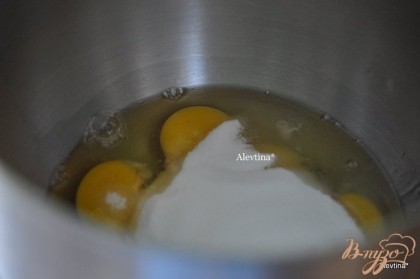 Яйца взбить отдельно с сахаром &#189; стакана и солью. Взбиваем на высокой скорости 5 мин. Добавим муку и вновь перемешаем.