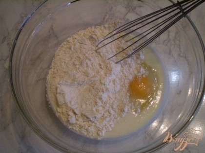 Сначала смешайте кефир с яйцом и мукой. Добавьте соду и уксус.