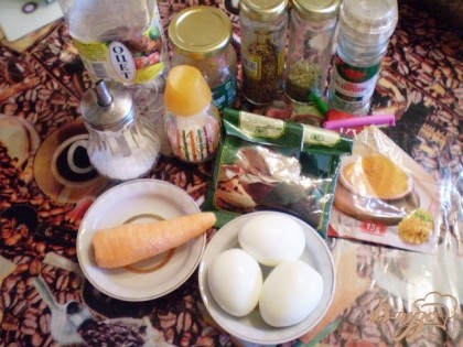 Приготовьте набор продуктов и специй. Яйца должны быть отварены в крутую.