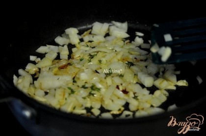 На сковороде разогреть масло, обжарить лук 8 мин. Добавить тимьян, чеснок,  посолить и поперчить и  обжаривать несколько минут.