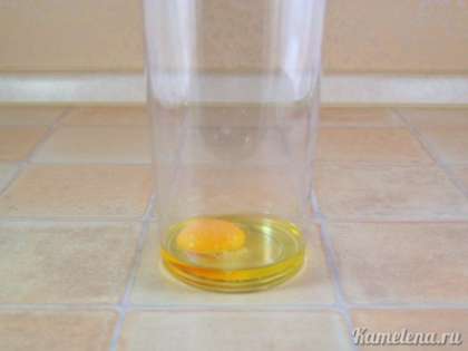 Яйцо тщательно помыть горячей водой с мылом, вытереть (это делается, для того чтобы, во-первых, немного подогреть яйцо, а во-вторых, смыть все бактерии с поверхности скорлупы). Яйцо аккуратно вбить в стакан для блендера, стараясь не повредить желток.  Добавить соль.