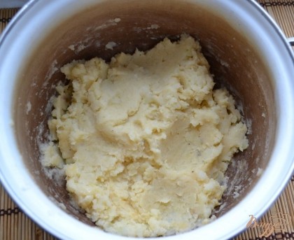 После того, как сварилась картошка, полностью сливаем с нее воду. Толчем картофель, добавляем в него муку и одно яйцо. Все хорошо перемешиваем и если надо досаливаем.