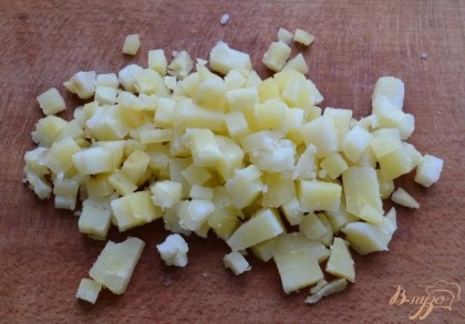Далее кубиками режем картофель.