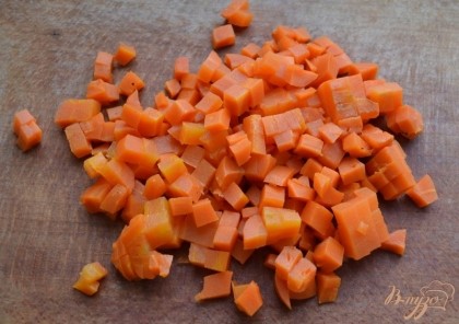 Морковь также режем кубиками. Все овощи должны быть нарезаны одинакового размера, либо мелкими, либо средними, либо крупными кубиками.