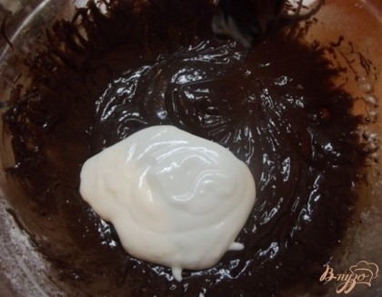 Использовать нужно черный шоколад с содержанием какао не менее 70%. Муку просейте с содой или разрыхлителем (соду не гасите). Когда растопите шоколад, горячим вылейте его в яйца и взбейте миксером. Не переставая взбивать подсыпайте и доливайте поочередно порциями муку и сметану, пока ингредиенты эти не закончатся.