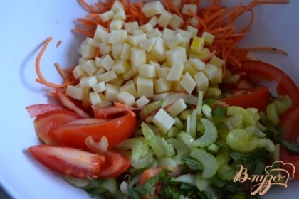 В салатнике смешать дольки помидор, кубики сыра, сельдерей, морковь (натереть тонко) и мяту.Заправить оливковым маслом , соль и специи по вкусу.
