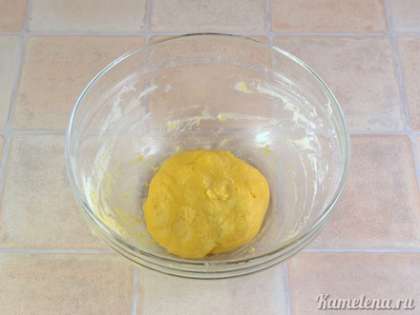 Добавить муку и тщательно вымешать ложкой. Сформировать тесто в колобок (при необходимости можно добавить 1-2 ст.л. холодной воды).