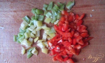 Перец сладкий нарезаем так как на фото, рекомендую использовать красный и желтый (зеленый) перец, так будет красивее.