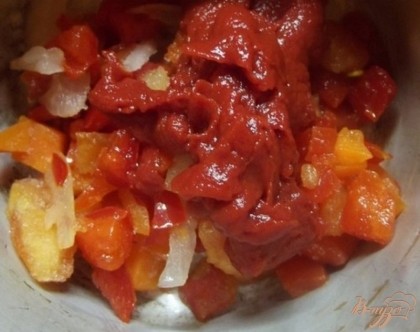 Для этого смешайте в равном количестве морковь, красный сладкий болгарский перец (или желтый, но ни в коем случае не зеленый). Порежьте их небольшими кубиками. Репчатый лук нарежьте крупными кольцами или полукольцами и замаринуйте. После лук добавьте к моркови с перцем и хорошенько посолите смесь, даже с излишком. Переложите смесь в маленькую жаростойкую емкость и добавьте к нем столовую ложку томатной пасты.