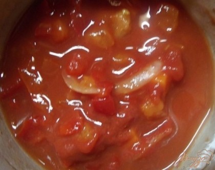 Вместо томатной пасты можно положить тертый на терке сочный помидор (не твердый и спелый). Дальше добавьте в смесь 100 мл воды и поставьте на огонь. Доведите смесь до кипения после чего снизьте огонь на минимум и томите овощи до готовности и после еще немного. Они должны слегка разварится и быть немножко кашеобразными. Тогда хорошенько перемешайте смесь с красным перцем (можно положить немного перчика чили, но на первом этапе) и снимите с огня.