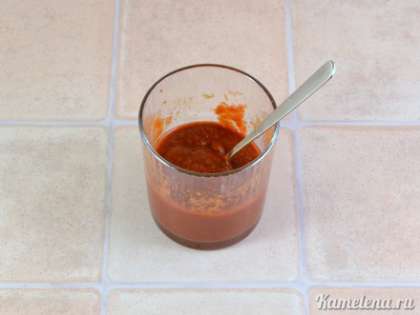К томатной пасте добавить примерно 3-5 ст.л. воды, перемешать (должна получиться слегка текучая консистенция).